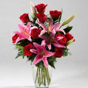 red roses pink lilies vase