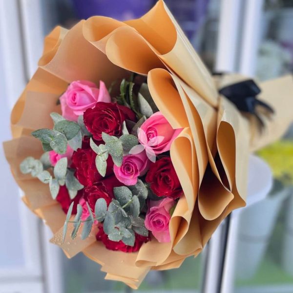 red pink roses bouquet