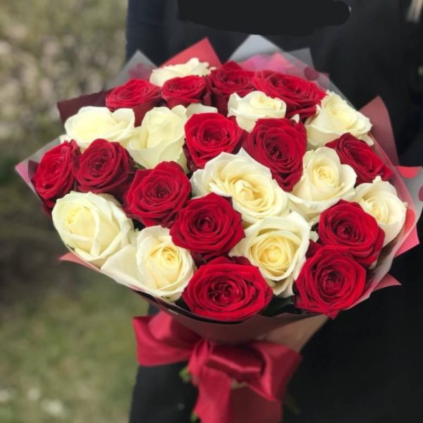 red white roses bouquet