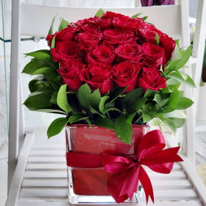 20 red roses short vase