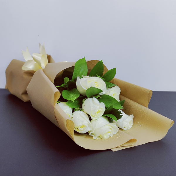 7 white roses bouquet