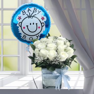 12-white-roses-in-a-vase-and-balloon