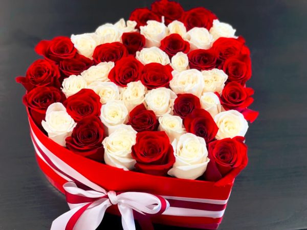 30 Red and White Roses in Heart Online Delivery